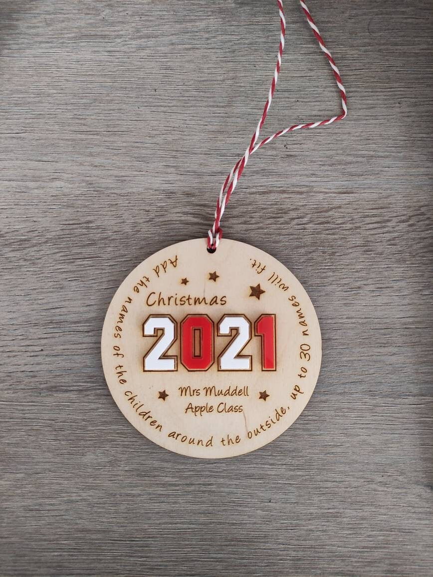 Personalised Wooden Keepsake Circle Ornament – Engraved Teacher and Class Name with Children's Names Around Edge, Bold Coloured Acrylic Year in Centre, Unique Class Christmas Gift