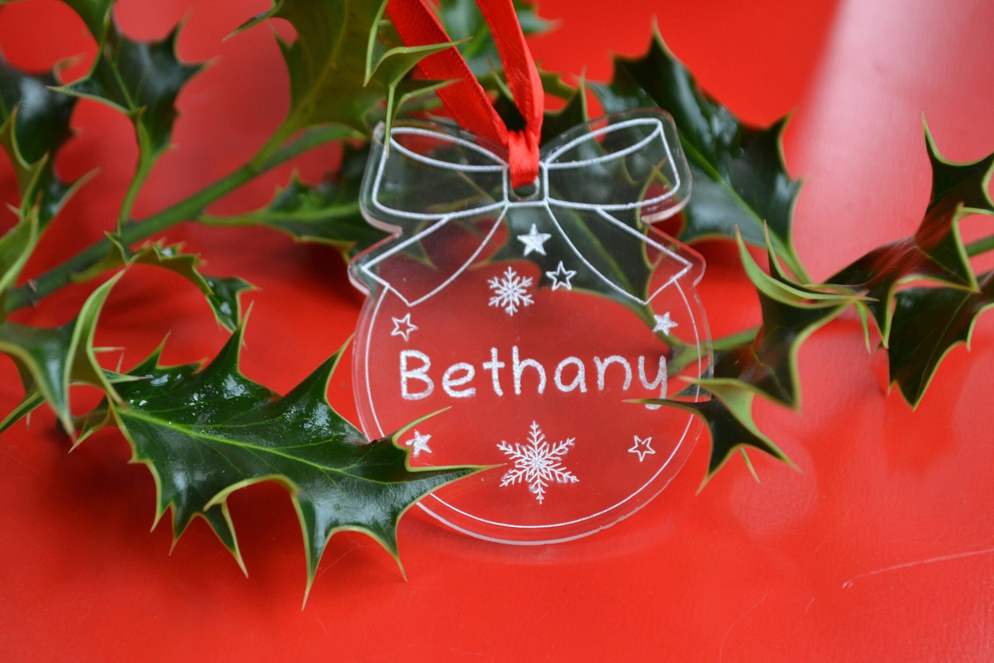 Circle and bow bauble engraved with any name, personalized Christmas tree ornament.