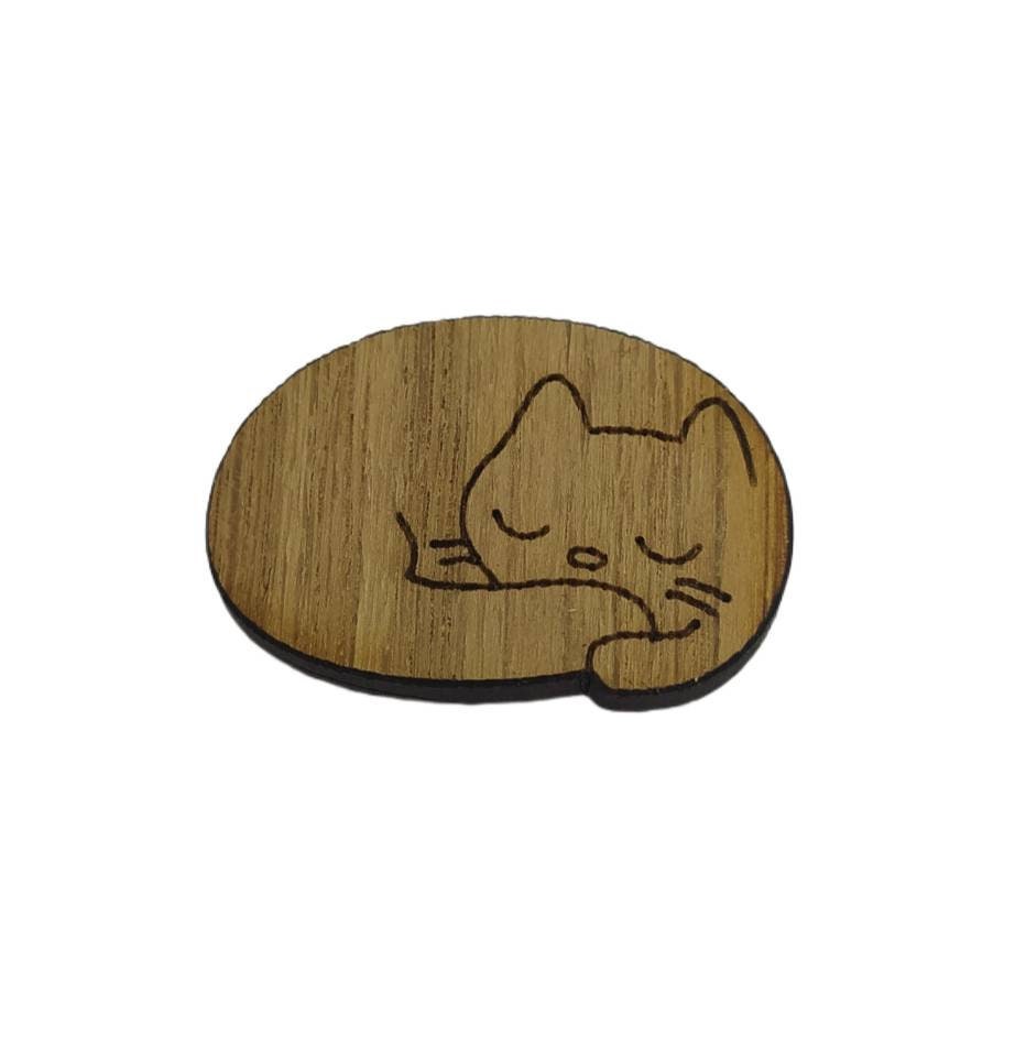Cat-shaped needle minder with a strong magnet to hold needles, perfect for embroidery and cross-stitch projects.