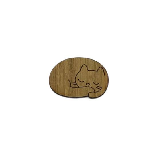 Cat-shaped needle minder with a strong magnet to hold needles, perfect for embroidery and cross-stitch projects.