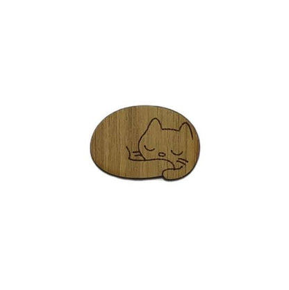 Cat-shaped needle minder with a strong magnet to hold needles, perfect for embroidery and cross-stitch projects.