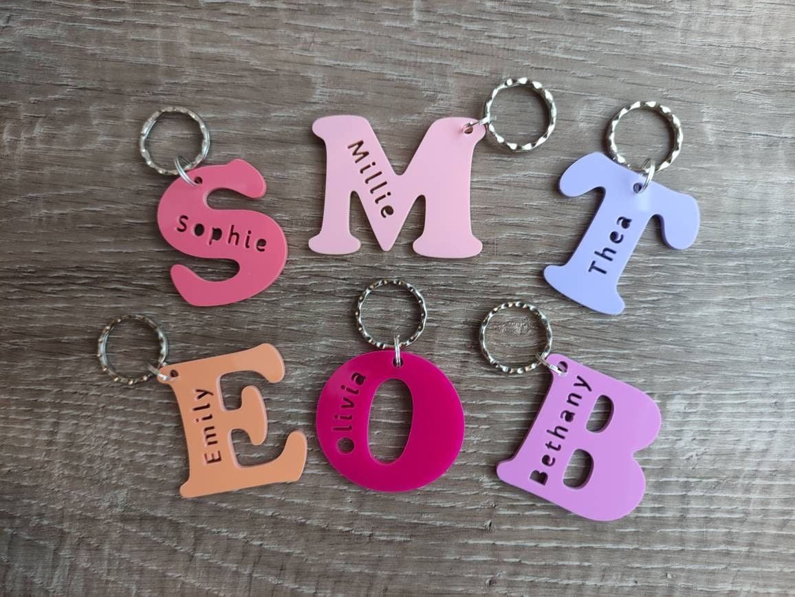 Personalised coloured acrylic keyring with engraved first letter, ideal for key identification and unique gifts.