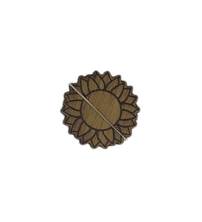Flower-shaped needle minder with a decorative design, perfect for keeping your needles organised.