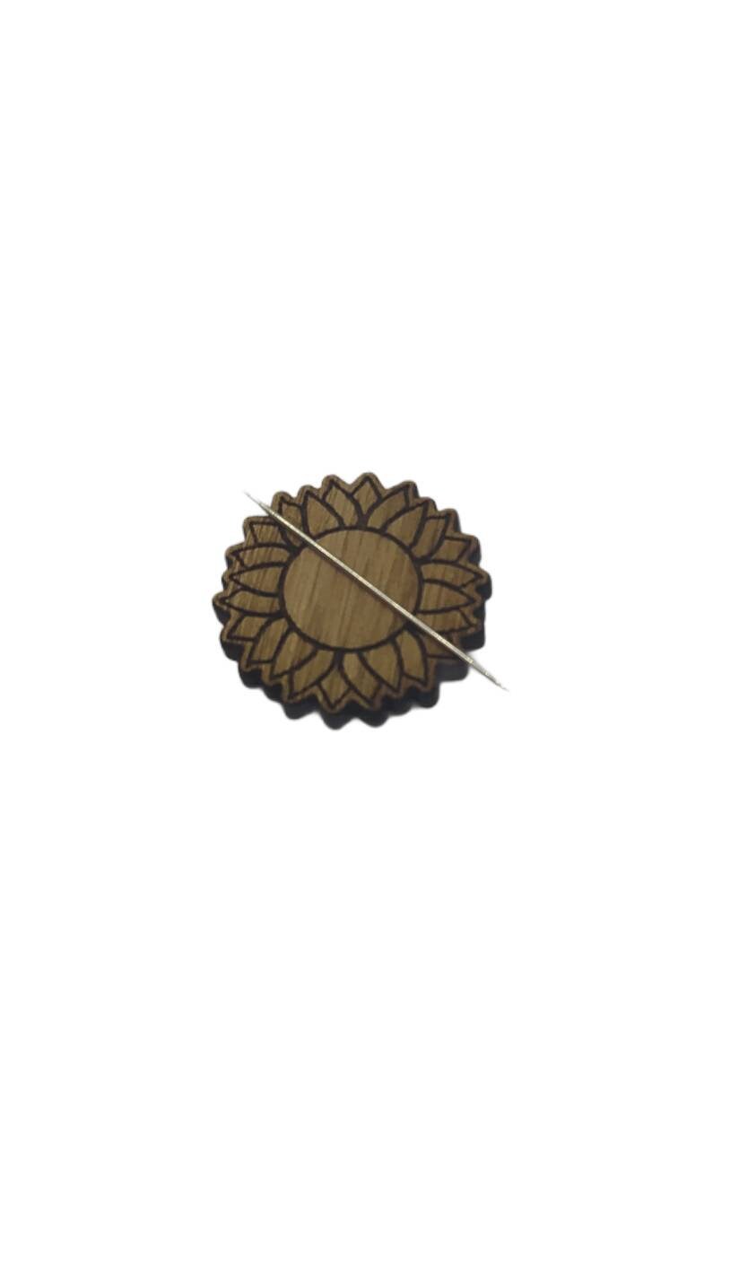 Flower-shaped needle minder with a decorative design, perfect for keeping your needles organised.