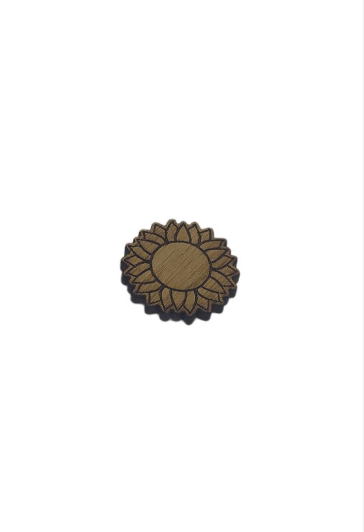 Flower-shaped needle minder with a decorative design, perfect for keeping your needles organised.