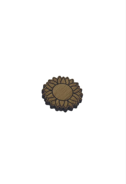 Flower-shaped needle minder with a decorative design, perfect for keeping your needles organised.