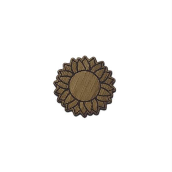 Flower-shaped needle minder with a decorative design, perfect for keeping your needles organised.