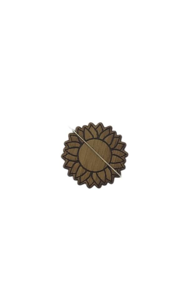 Flower-shaped needle minder with a decorative design, perfect for keeping your needles organised.
