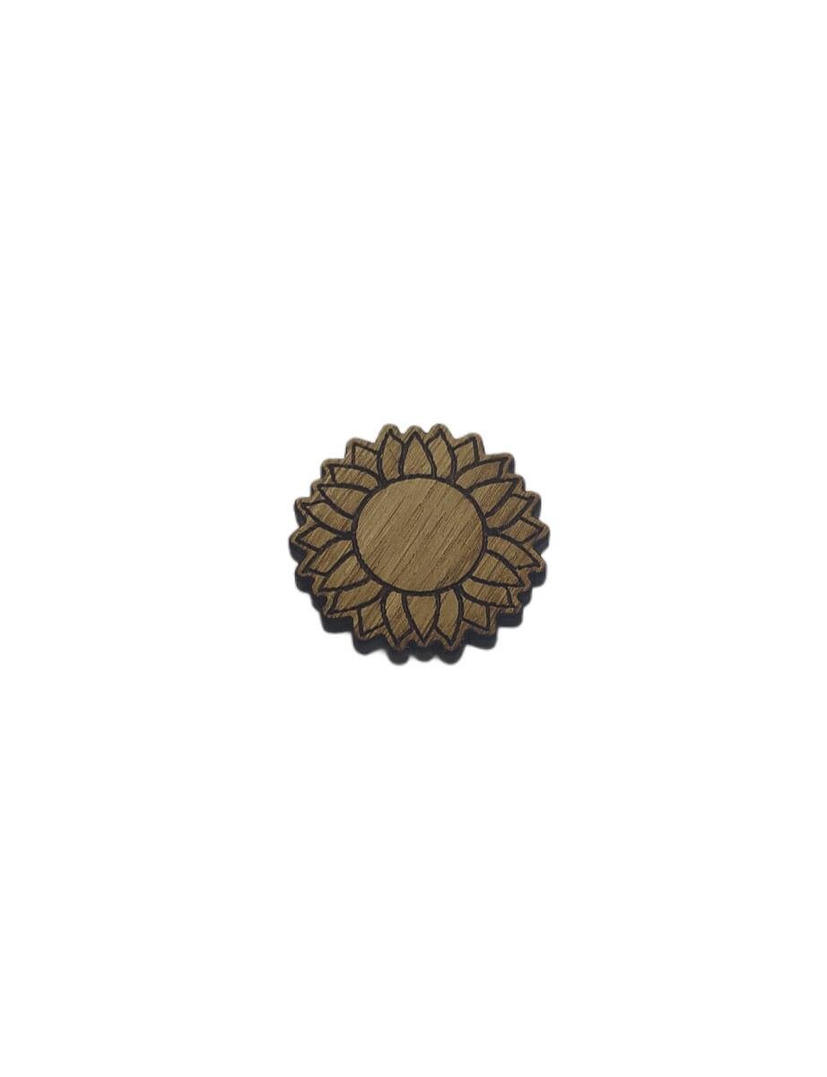 Flower-shaped needle minder with a decorative design, perfect for keeping your needles organised.