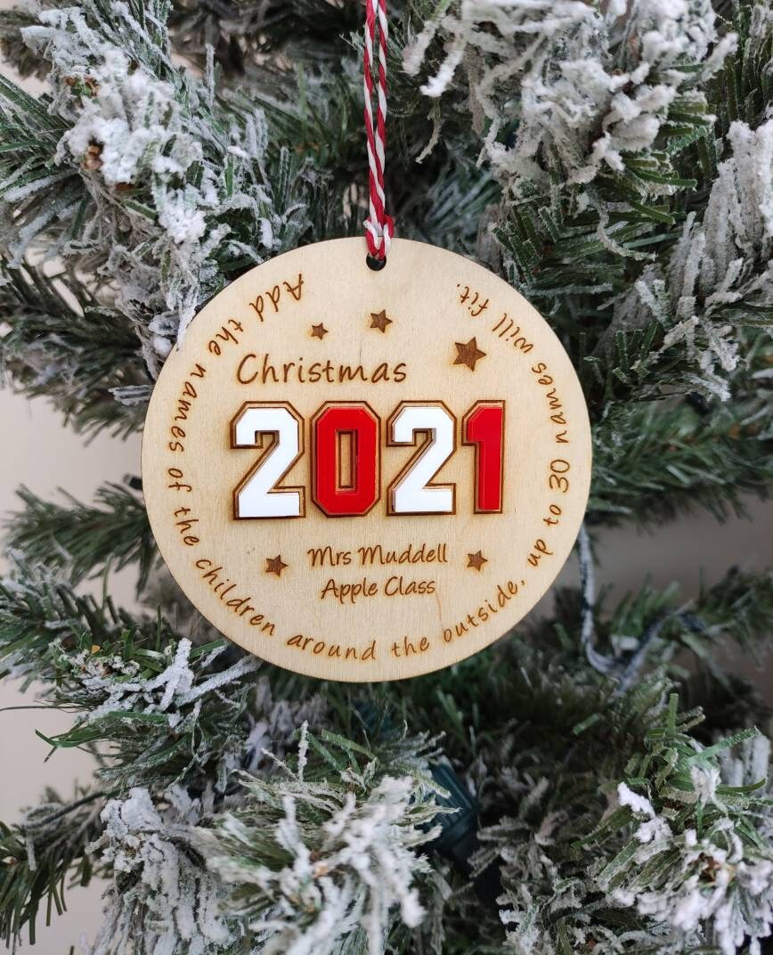 Personalised Wooden Keepsake Circle Ornament – Engraved Teacher and Class Name with Children's Names Around Edge, Bold Coloured Acrylic Year in Centre, Unique Class Christmas Gift