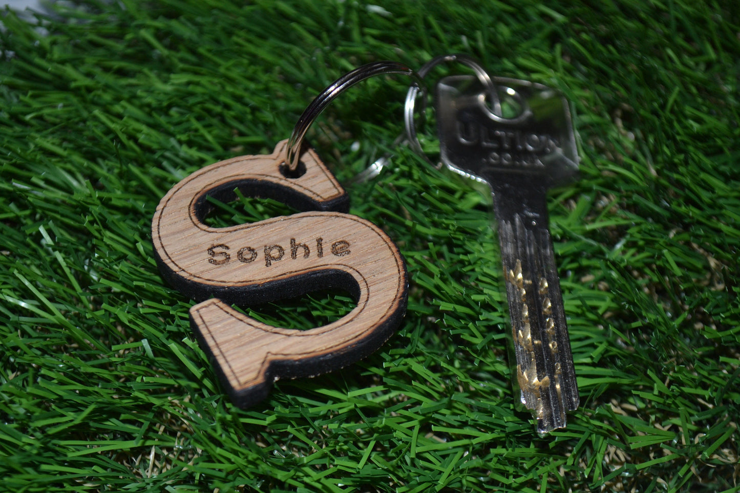 Personalised coloured acrylic keyring with engraved first letter, ideal for key identification and unique gifts.
