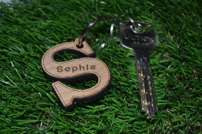 Personalised coloured acrylic keyring with engraved first letter, ideal for key identification and unique gifts.
